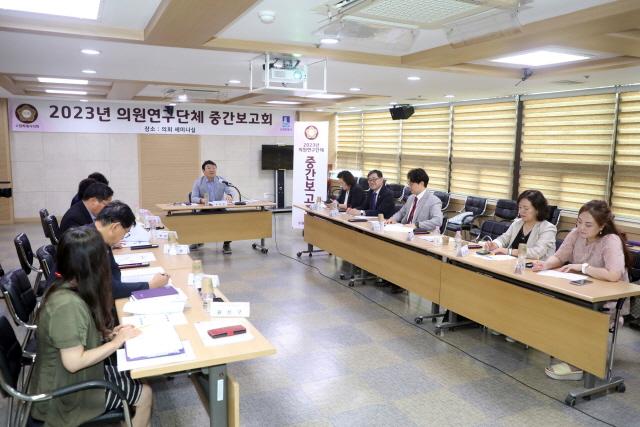 NSP통신-31일 열린 수원시 지역경제 활성화 및 예비창업을 위한 음식개발 연구회 중간보고회 모습. (사진 = 수원시의회)