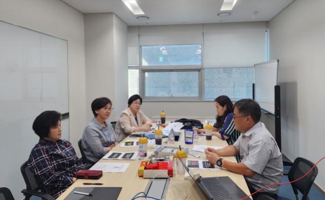 NSP통신-경기도의회에서 김미숙·김동희·김옥순 경기도의원이 의원 맞춤형 교육의 일환으로 의원 토론능력 향상을 위한 실습형 교육에 참여하고 있다. (사진 = 경기도의회)