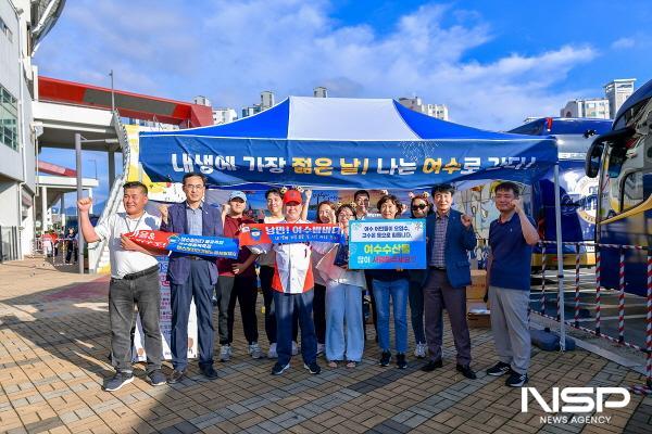 NSP통신-여수시가 야구경기 관람객들에게 여수관광과 지역축제 홍보, 여수수산물 애용 등 홍보 활동을 펼쳤다. (사진 = 여수시)