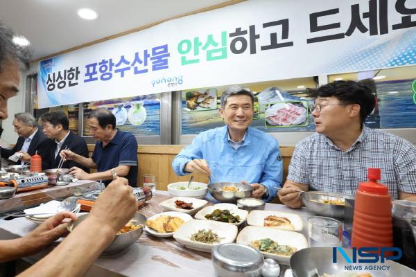 NSP통신-포항시는 1일 죽도시장 찾아 시장 상인들과 지역 수산물 소비촉진을 위한 오찬 간담회를 가졌다. (사진 = 포항시)