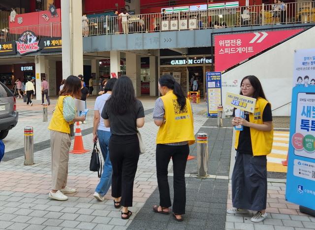 NSP통신-31일 수원시 시민소통과 공직자들이 시민들에게 새빛톡톡을 홍보하는 모습. (사진 = 수원시)