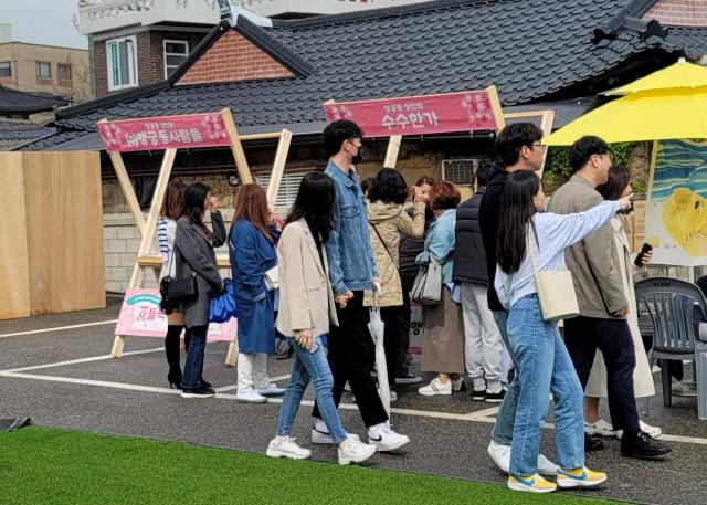 NSP통신-행궁마을을 방문한 관광객들 모습. (사진 = 수원문화재단)