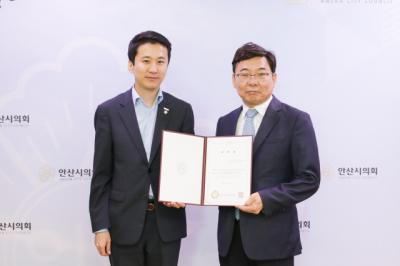 [NSP PHOTO]안산시의회, 법률고문 박재호 변호사 재위촉…2025년 8월말까지 활동