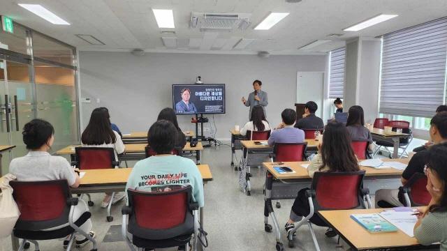 NSP통신-장애인 업무 담당자들을 대상으로 열린 업무연찬 모습. (사진 = 수원시)