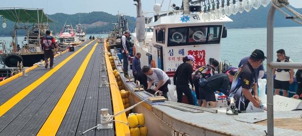 NSP통신-강진 마량항에서 승선을 준비중인 낚시객들. (사진 = 강진군)
