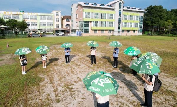 NSP통신-담양군이 폐현수막으로 만든 우산. (사진 = 담양군)