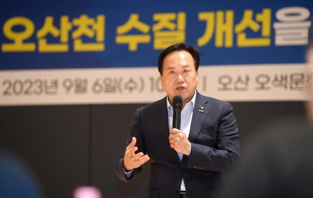 NSP통신-6일 이권재 오산시장이 보고회에서 발언을 하고 있다. (사진 = 오산시)