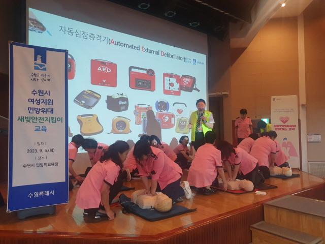 NSP통신-5일 여성지원민방위대원들이 심폐소생술 실습을 하는 모습. (사진 = 수원시)