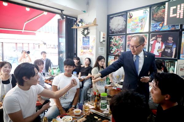 NSP통신-이재용 총장이 학생들과 총장을 이겨라 이벤트를 진행하고 있다 (사진 = 영남이공대학교)