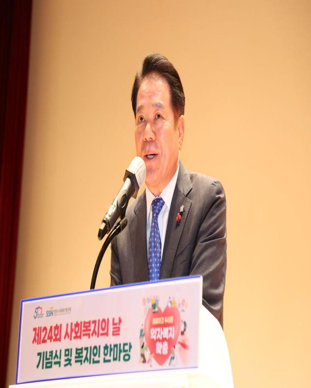 NSP통신-6일 안양시청 강당에서 열린 사회복지의 날 기념행사에서 인사말을 하고 있는 최대호 안양시장. (사진 = 안양시)