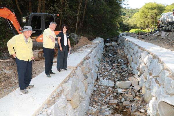 NSP통신-김학동 예천군수는 7일 오후 2시 회룡포 제2전망대와 삼강문화단지 일대 관광 개발 사업 현장 지도․점검에 나섰다. (사진 = 예천군)