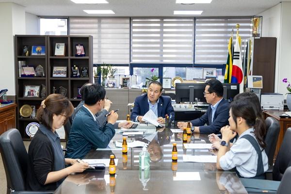 NSP통신-동철 서울특별시 강서구의회 의장(가운데)이 강서구의회·강서구청·강서경찰서 협업 간담회를 주재하고 있다. (사진 = 강서구의회)