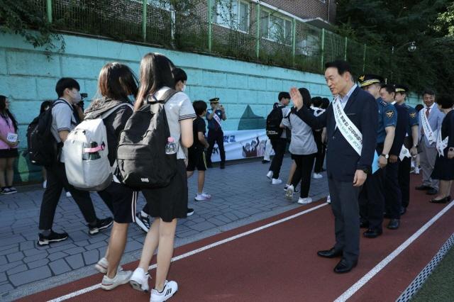 NSP통신-8일 임태희 경기도교육감(오른쪽)이 학생들과 인사를 하고 있다. (사진 = 경기도교육청)