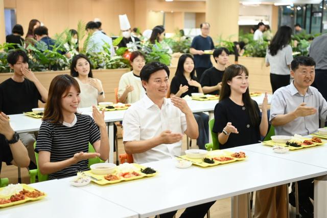 NSP통신-채식하고, 계단타고, 팔팔하게! 슬로건에 맞춰 부천시청 구내식당의 식단을 채식 메뉴로 구성해 식사하는 모습. (사진 = 부천시)