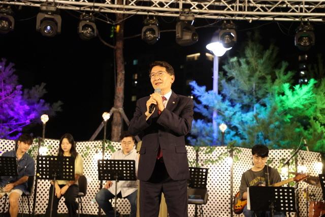 NSP통신-8일 김기정 수원시의회 의장이 음악회에서 인사말을 하는 모습. (사진 = 수원시의회)