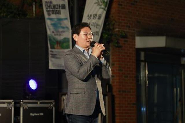 NSP통신-이상일 용인특례시장이 제6회 머내마을 영화제에서 발언하고 있다. (사진 = 용인특례시)