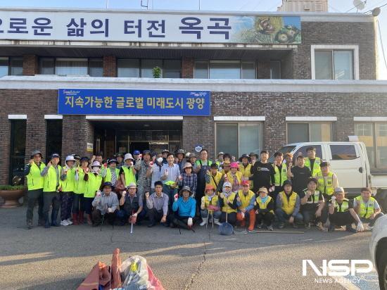 NSP통신-옥곡면 4개 단체 옥곡천 부유쓰레기 수거활동 기념 찰영 (사진 = 광양시청)