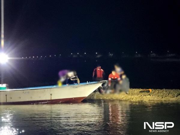 NSP통신-여수해경이 광양시 광영포구 인근 해상 간출여에서 어선 A호를 구조하고 있다. (사진 = 여수해경)