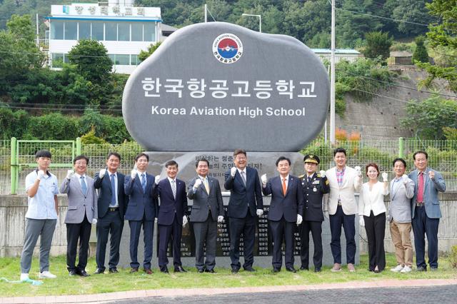 NSP통신-한국항공고등학교 출범식 및 교명석 제막식에 참석한 관계자들이 기념사진 촬영을 하고 있는 모습. (사진 = 강원특별자치도교육청)