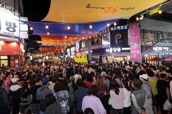 NSP통신-2023 안동국제탈춤페스티벌 유네스코 인류무형문화유산으로 등재된 한국의 탈춤과 현대 탈춤, 드론쇼, 그리고 시민들과 함께 호흡하는 형식의 대동난장으로 참여형 축제 진행 (사진 = 안동시)