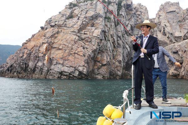 NSP통신-2022년 섬 불볼락 축제에서 선상낚시체험을 하는 박우량 신안군수 (사진 = 신안군)