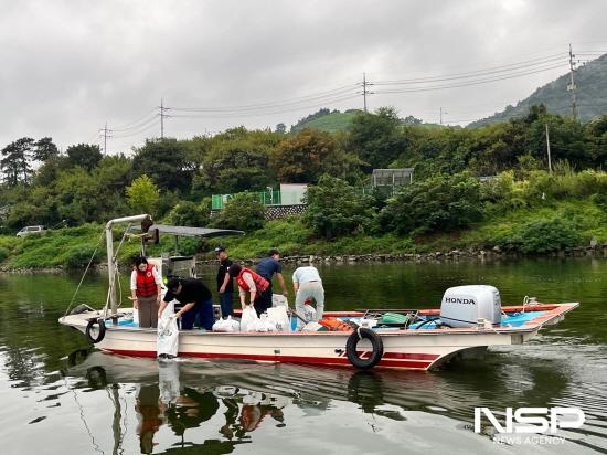 NSP통신-섬진강 하류에서 채취한 재첩 살포 (사진 = 광양시청)