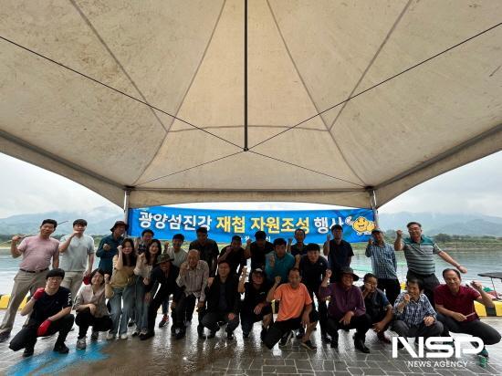 NSP통신-섬진강 재첩 살포 기념 찰영 (사진 = 광양시청)