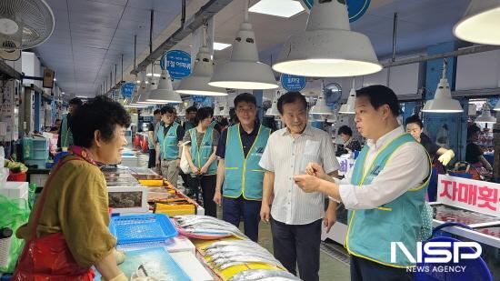 NSP통신-박성현 사장 여수 수산시장 찾아 박성현 수산물 판매 동향에 대해 시장 상인과 대화 (사진 = 여수광양항만공사)