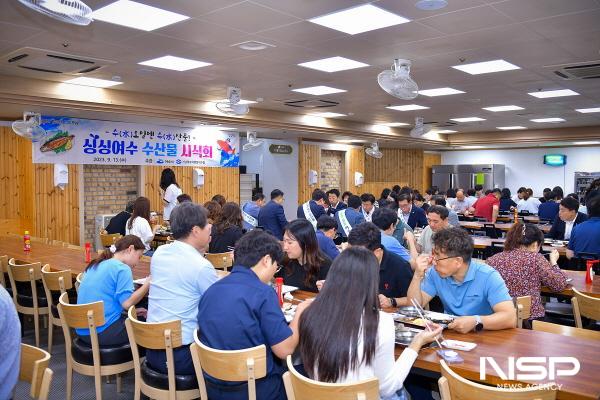 NSP통신-여수시청 구내식당에서 여수 수산물로 구성된 점심메뉴를 제공하는 싱싱여수 수산물 시식회가 열렸다. (사진 = 여수시)