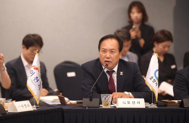NSP통신-13일 이권재 오산시장이 정기회의에서 발언을 하는 모습. (사진 = 오산시)
