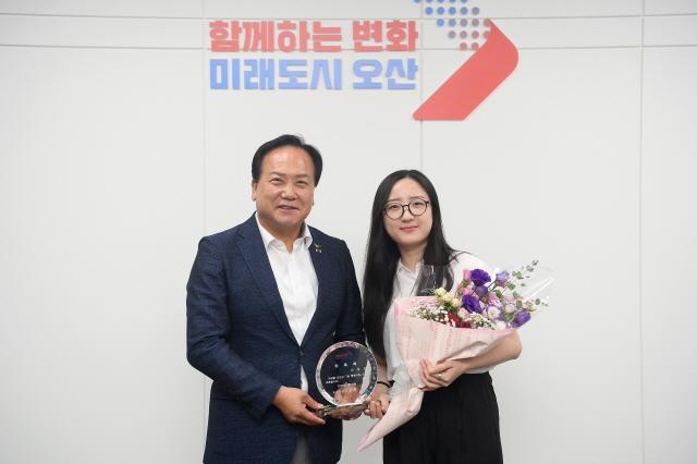 NSP통신-14일 이권재 오산시장(왼쪽)이 서유진 청년협의체 대표에게 1일 명예시장 위촉패를 전달하고 함께 사진촬영을 하는 모습. (사진 = 오산시)