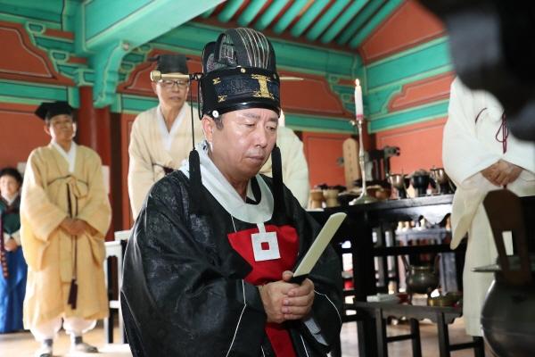 NSP통신-안동향교에서 16일 권기창 안동시장이 초헌관으로 참여한 석전대제를 봉행했다. (사진 = 안동시)