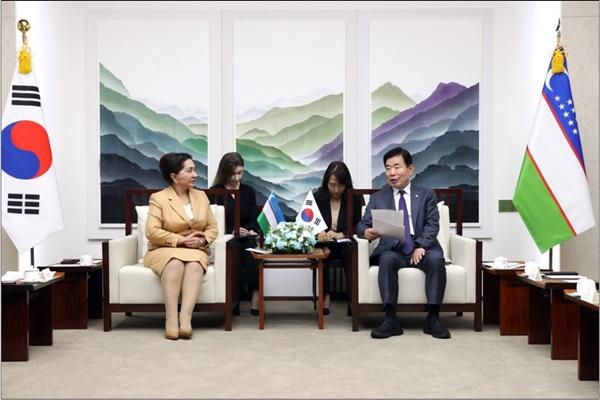 NSP통신-김진표 국회의장(우)과 나르바예바 우즈베키스탄 상원의장(좌)이 회담하고 있다. (사진 = 국회의장 공보수석실)