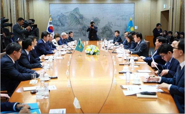 NSP통신-김진표 국회의장과 코샤노프 카자흐스탄 하원의장이 회담하고 있다. (사진 = 국회)