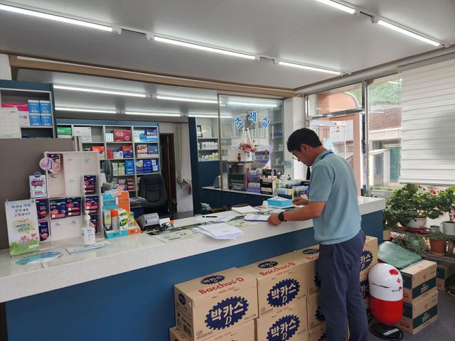 NSP통신-고성군 공무원이 약국에서 의약품 등 표시·광고를 집중 점검하고 있는 모습. (사진 = 고성군)