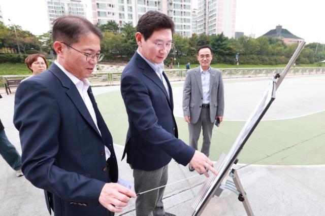 NSP통신-이상일 용인특례시장이 19일 공약사업의 일환이었던 수지구 탄천 산책로 쉼터 조성 공사 현장을 방문해 공사 현황을 점검하고 있다. (사진 = 용인특례시)
