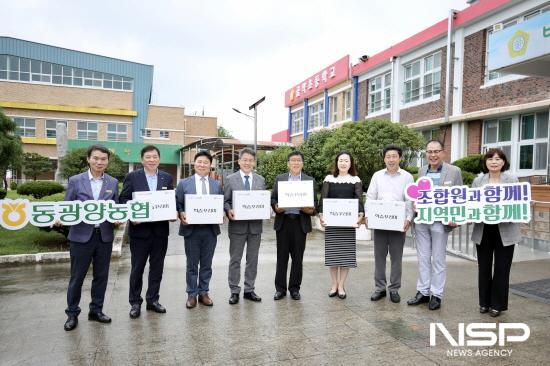 NSP통신-이돈성 조합장 골약초등학교에 학습꾸러미 전달식