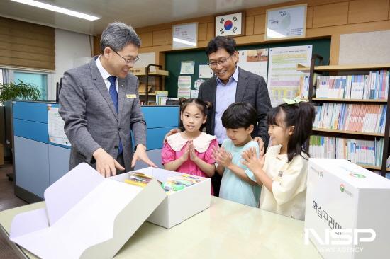 NSP통신-이돈성 조합장 학생들에게 학습꾸러미 전달