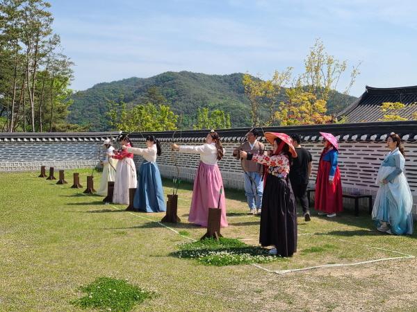 NSP통신-안동시 추석연휴인 30일 하회선유줄불놀이 개최 매일 하회별신굿탈놀이 볼 수 있어, 연휴 내내 도산서원 야간 개장 호젓한 야간의 서원 정취 물씬 (사진 = 안동시)