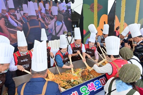 NSP통신-제27회 봉화송이한약우축제가 9월 21일 오색오미 대형 비빔밥 퍼포먼스를 시작으로 개막했다. (사진 = 봉화군)