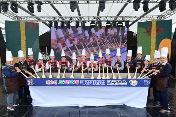 NSP통신-축제 기간 동안 다문화 힐링 콘서트 공감, 제1회 송이 한약우 가요제, 숲속도시 봉화를 퀴즈로 알아보는 도전! 송이한약우 골든벨 등 송이와 한약우를 주제로 한 다채로운 프로그램들이 펼쳐진다. (사진 = 봉화군)