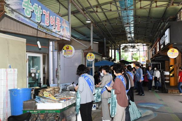 NSP통신-영주시 추석맞이 전통시장 활력 장보기 행사 및 물가안정 캠페인 추진, 전통시장에서 장바구니는 가득 물가부담은 덜어내세요 (사진 = 영주시)