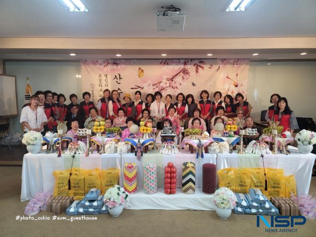 NSP통신-울릉군가족센터는 지난 21일 라페루즈 리조트에서 팔순잔치를 열었다. (사진 = 울릉군)