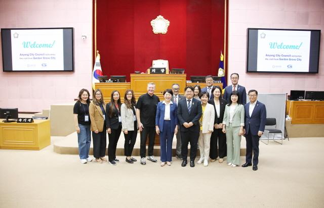 NSP통신-안양시 국제자매도시인 미국 햄튼시, 일본 고마끼시, 중국 안양시 등 3개국 5개도시 대표단 안양시의회 방문 기념촬영 모습. (사진 = 안양시의회)