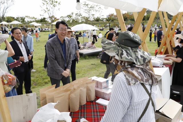 NSP통신-정명근 화성시장(왼쪽 가운데)이 축제에서 행사 관계자와 인사를 하고 있다. (사진 = 화성시)