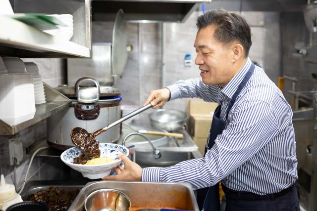 NSP통신-23일 이재준 수원시장이 선한영향력가게에서 서빙 봉사를 하는 모습. (사진 = 수원시)