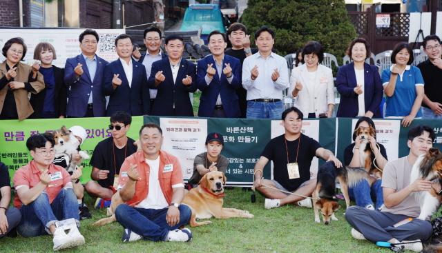 NSP통신-23일 이재준 수원시장(둘째줄 오른쪽 여섯번째)과 김영진 국회의원(둘째줄 오른쪽 다섯번째) 및 행사 참여자들이 사진촬영을 하는 모습. (사진 = 수원시)