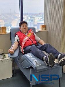 NSP통신-헌혈을 하고 있는 박용선 포항향토청년회장 (사진 = 포항향토청년회)