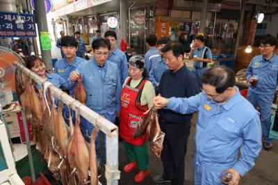 [NSP PHOTO]포스코 포항제철소, 추석 앞두고 전통시장 장보기 나서