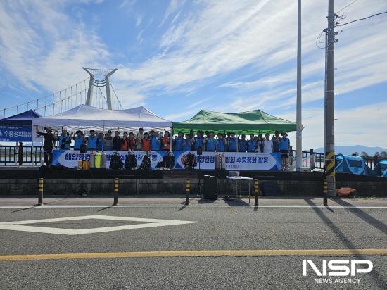 NSP통신-해양환경인명구조단 광양구조대와 자원봉사자 기념 찰영 (사진 = 광양시청)